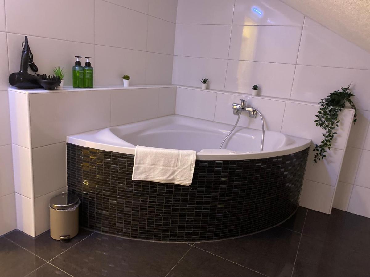 Deluxe Business Suite Mit Netflix Premium & Parkplatz, Zentral Zu Audi & Schwarz Gruppe With 2 Bedrooms Bad Friedrichshall Kültér fotó