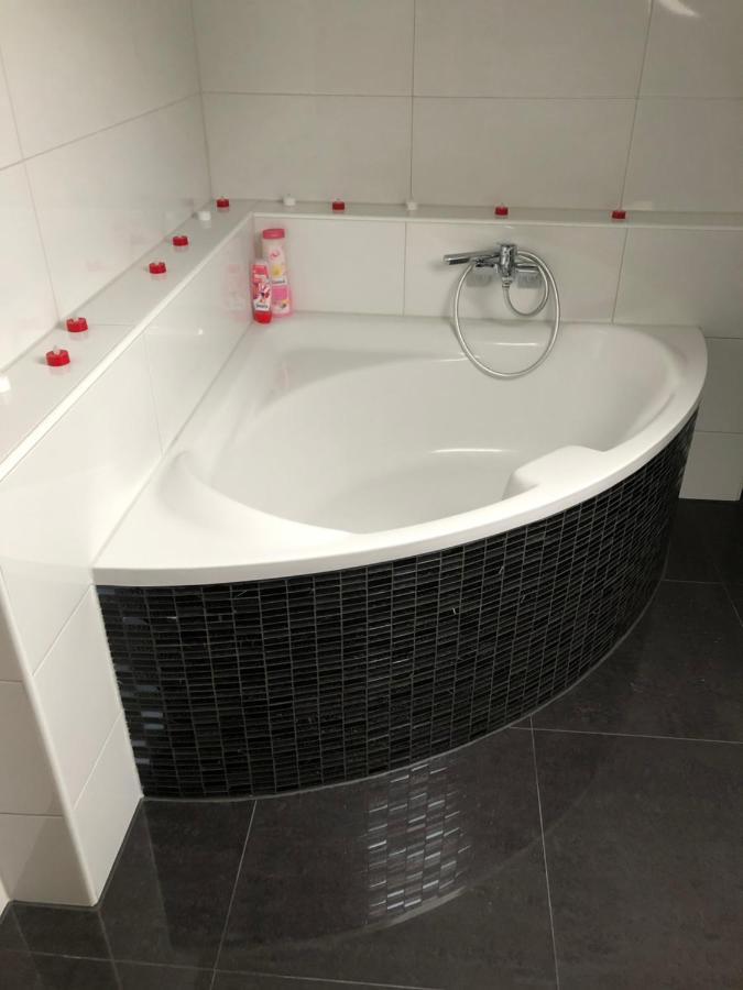 Deluxe Business Suite Mit Netflix Premium & Parkplatz, Zentral Zu Audi & Schwarz Gruppe With 2 Bedrooms Bad Friedrichshall Kültér fotó