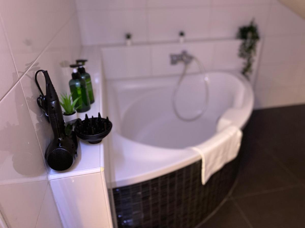 Deluxe Business Suite Mit Netflix Premium & Parkplatz, Zentral Zu Audi & Schwarz Gruppe With 2 Bedrooms Bad Friedrichshall Kültér fotó