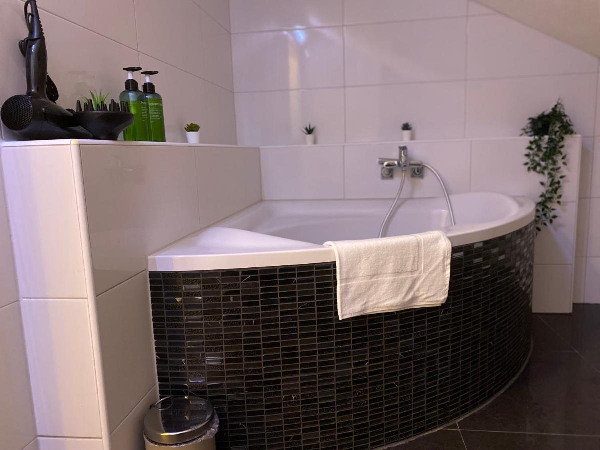 Deluxe Business Suite Mit Netflix Premium & Parkplatz, Zentral Zu Audi & Schwarz Gruppe With 2 Bedrooms Bad Friedrichshall Kültér fotó
